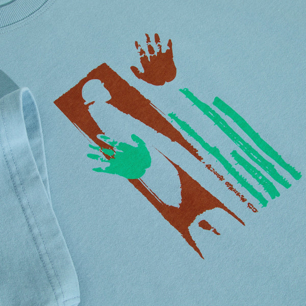 POLAR SITTING HANDS TEE SKY BLUE